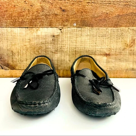 TOD’S Gommino Textured Leather Loafers - Picture 4 of 9